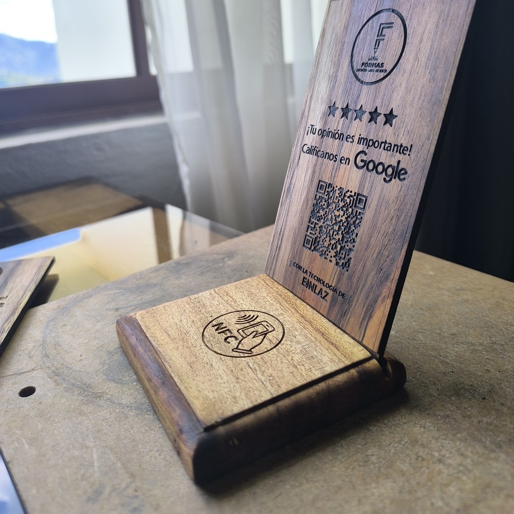 Stand de reseñas en madera