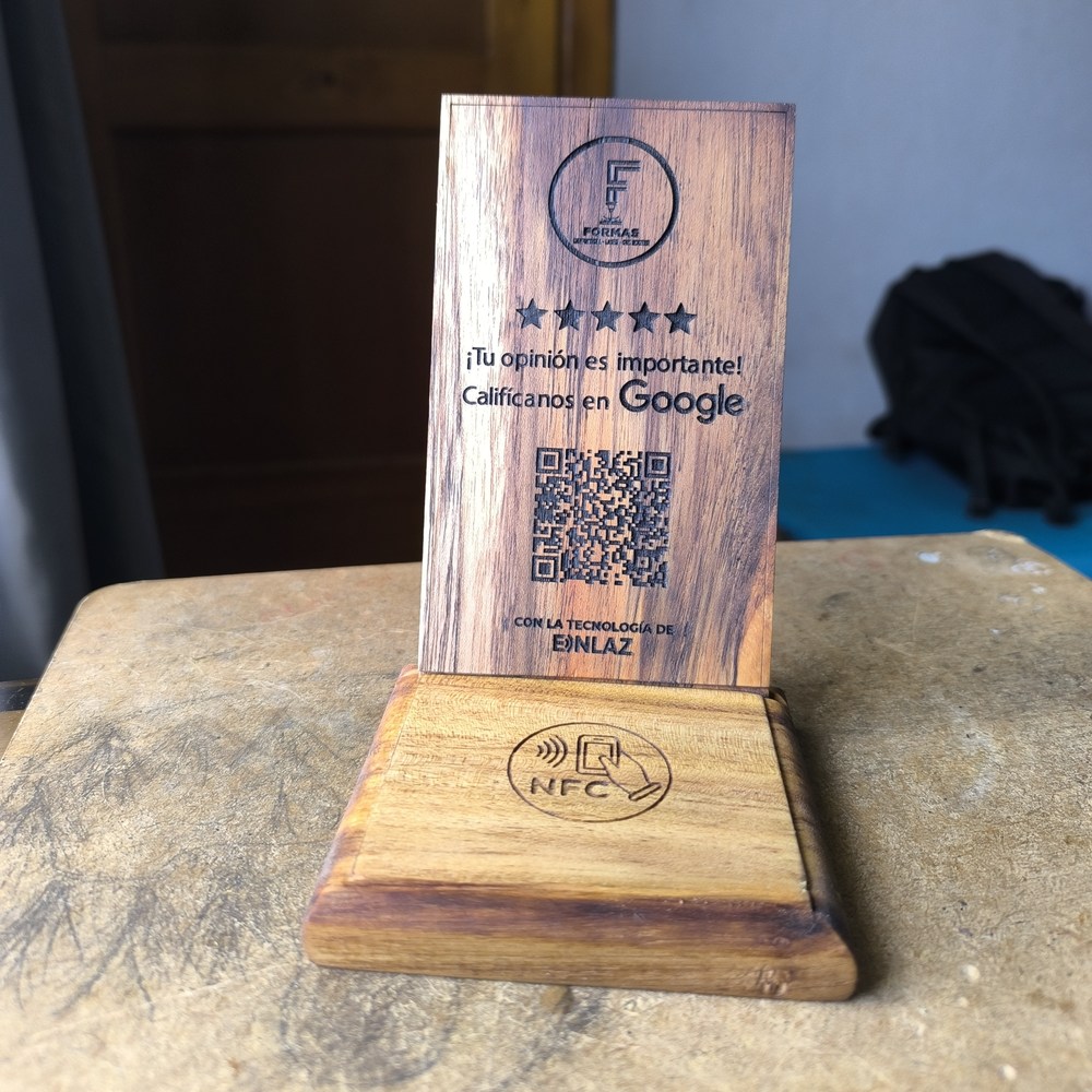 Stand de reseñas en madera, otra vista