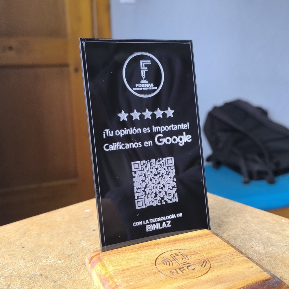 Stand de reseñas en acrílico negro, otra vista
