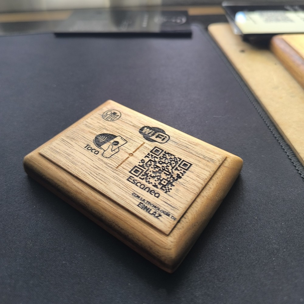 Placa de WiFi NFC en madera