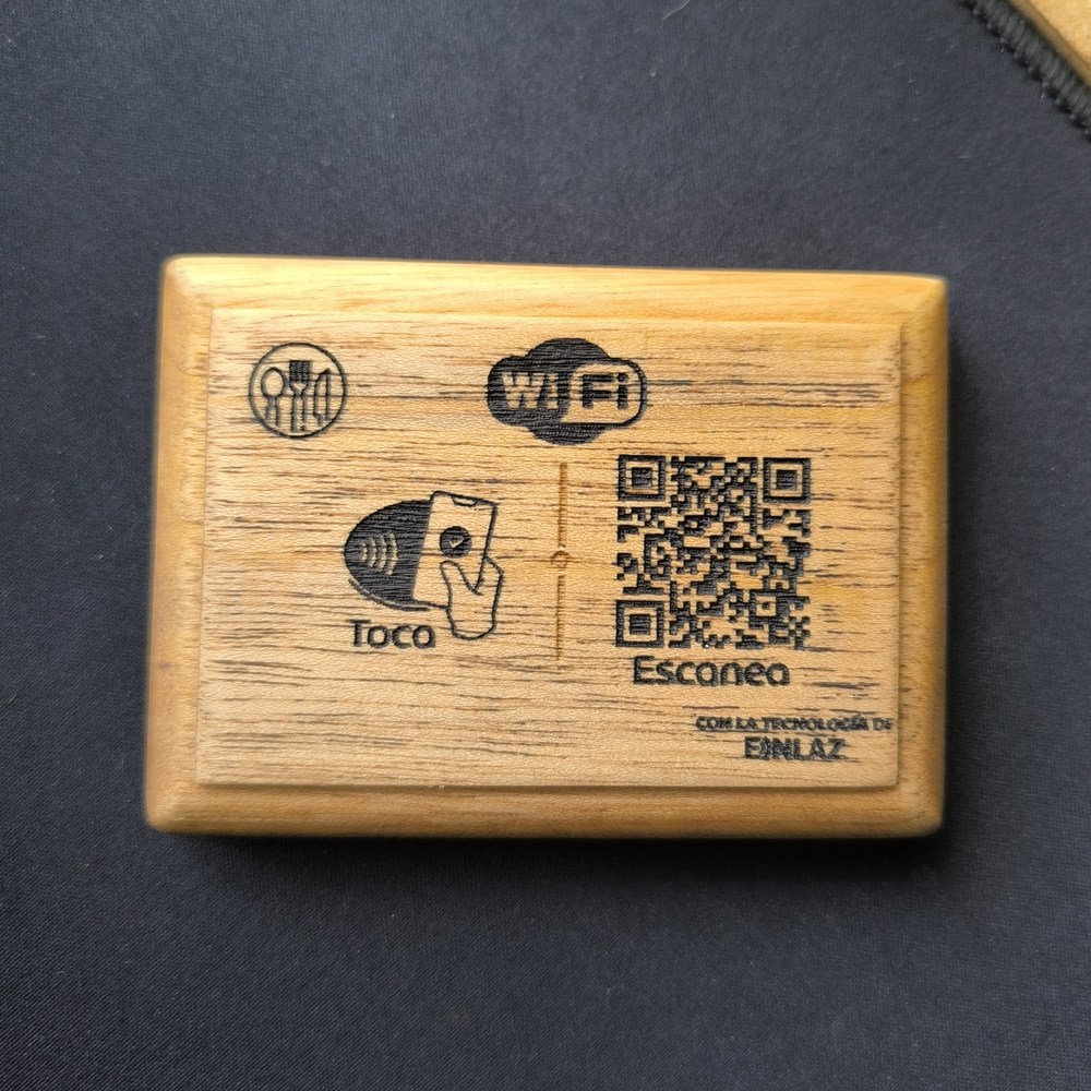 Placa de WiFi NFC en madera, otra vista